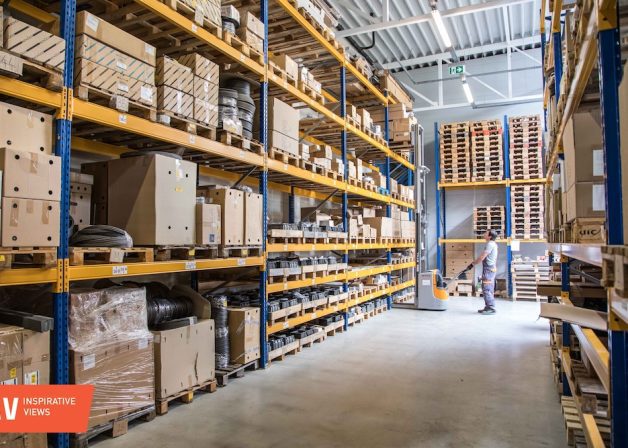 alumínium-nyílászáró-gyártás-ablakgyár-ablakgyártó-üzem-raktár-tárolás-üveg-üvegragasztás