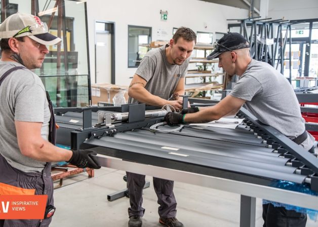 alumínium-nyílászáró-gyártás-zsaluzia-árnyékolás-egyedi-Renson-Schlotterer-Warema-Reynaers-Schüco-cnc-automatizálás-ipar40-ablakgyár-ablakgyártó-üzem-raktár