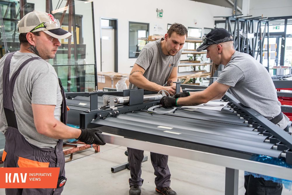 alumínium-nyílászáró-gyártás-zsaluzia-árnyékolás-egyedi-Renson-Schlotterer-Warema-Reynaers-Schüco-cnc-automatizálás-ipar40-ablakgyár-ablakgyártó-üzem-raktár