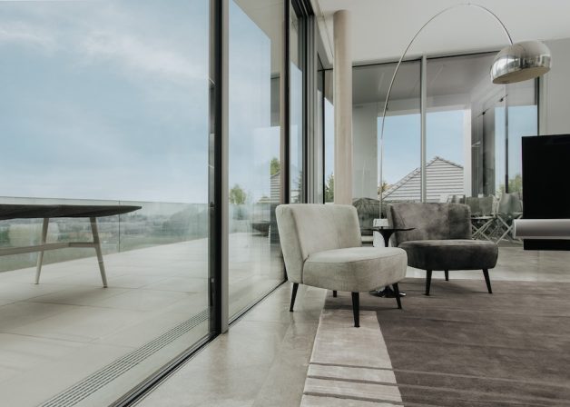 Schüco-Schueco-PD77-PD75-aluminium-frameless-minimal-keret-nelküli-tolóajtó-nappali-üvegfal-beltér-interior