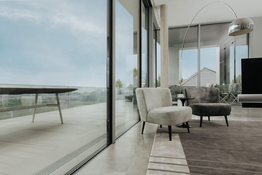 Schüco-Schueco-PD77-PD75-aluminium-frameless-minimal-keret-nelküli-tolóajtó-nappali-üvegfal-beltér-interior