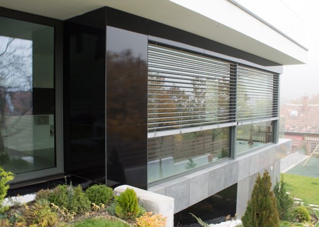 Reynaers-aluminium-emelo-tolo-ajto-ablak-uveg-homlokzat-burkolat-Schlotterer-92Z-Raffstore-zsaluzia-minimal-house-terasz-lepcso-gyep-kert-kulter-exterior