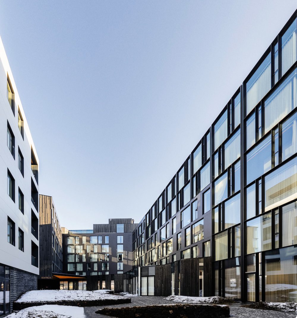 Reynaers-aluminium-kompozit-burkolat-uveg-uveg-kapcsolat-uvegsarok-elemes-fuggonyfal-homlokzat-Reykjavik-Edition-Hotel