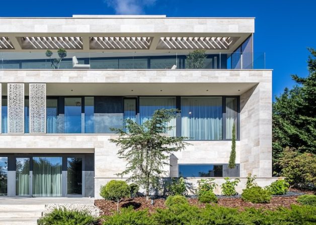 Reynaers-aluminium-nyilaszaro-ablak-toloajto-emelo-tolo-ajto-minimal-homlokzat-lezervagott-lemez-burkolat-koburkolat-uveg-epiteszet-kert-exterior