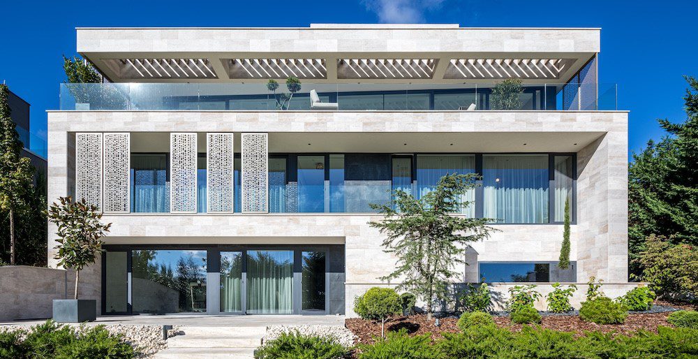 Reynaers-aluminium-nyilaszaro-ablak-toloajto-emelo-tolo-ajto-minimal-homlokzat-lezervagott-lemez-burkolat-koburkolat-uveg-epiteszet-kert-exterior