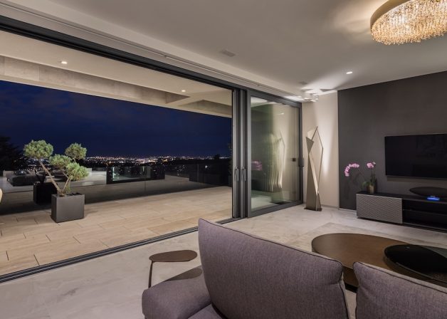 Reynaers-alumínium-nyílászáró-nyitott-tolóajtó-3-sínes-emelő-toló-ajtó-minimál-homlokzat-lézervágott-lemez-burkolat-beltér-belsőépítészet-nappali-interior-night