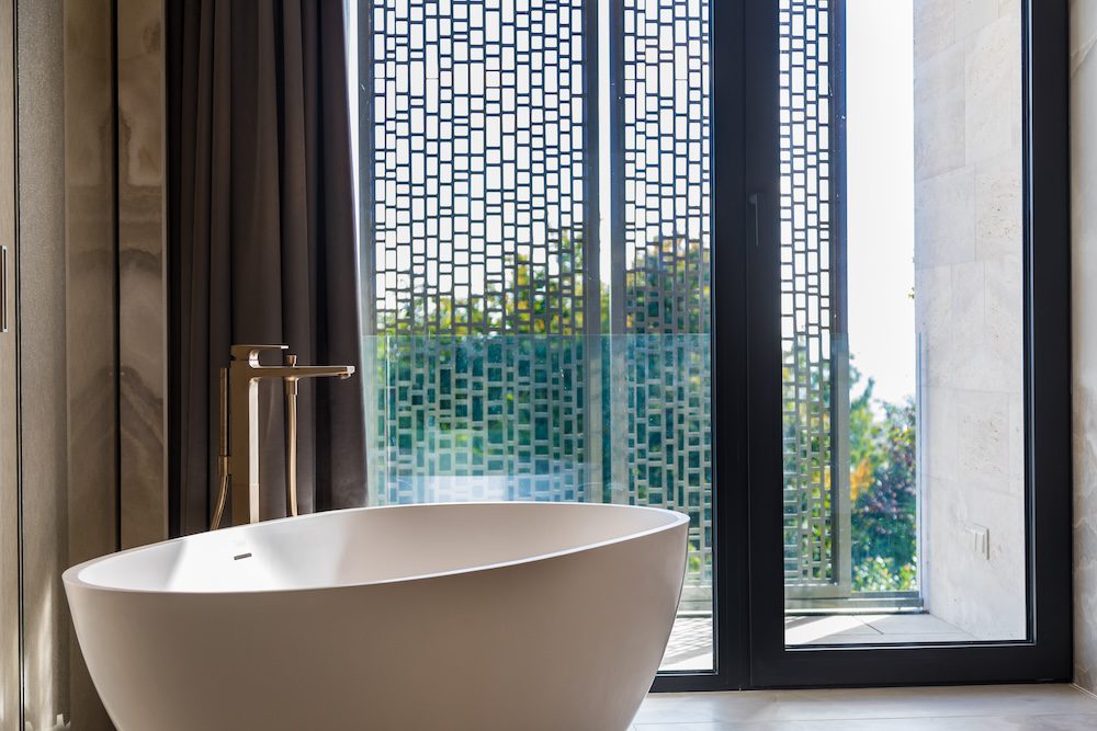 Reynaers-aluminium-nyilaszaro-toloajto-emelo-tolo-ajto-minimal-homlokzat-lezervagott-lemez-burkolat-terasz-kapcsolat-uveg-epiteszet-fudoszoba-interior