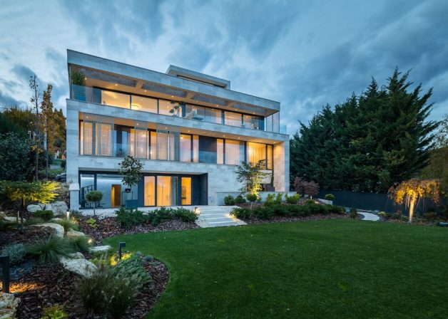 Reynaers-alumínium-nyílászáró-tolóajtó-emelő-toló-ajtó-minimál-homlokzat-lézervágott-lemez-burkolat-terasz-kert-kapcsolat-üveg-építészet-exterior-night