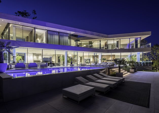 Reynaers-hifinity-minimal-house-glass-frameless-sliding-door-exterior-night3