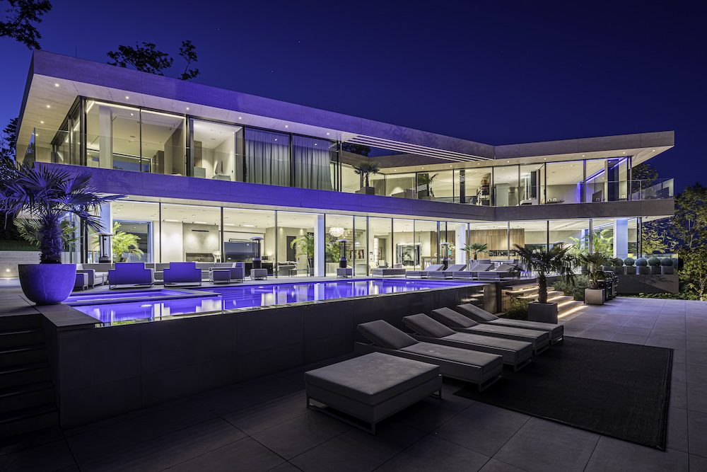 Reynaers-hifinity-minimal-house-glass-frameless-sliding-door-exterior-night3