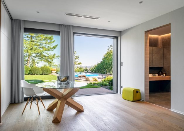 Schüco-alumínium-ASE80-tolóajtó-egy-sínes-minimal-interior-3