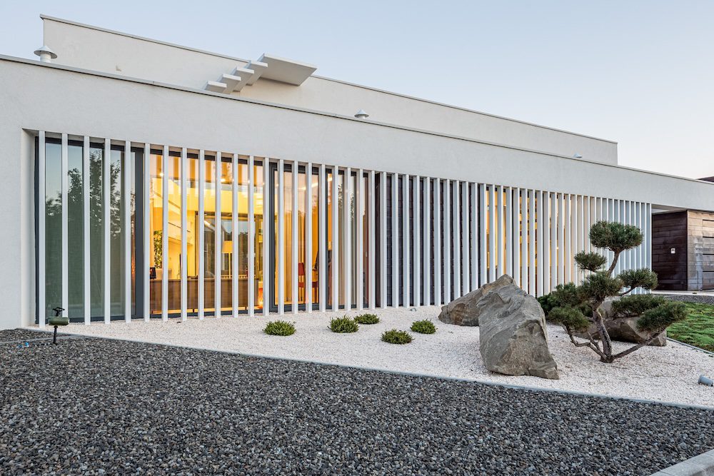 Schuco-aluminium-ablak-erkelyajto-uveg-lamellas-homlokzat-burkolat-epiteszet-minimal-house-kulter-exterior