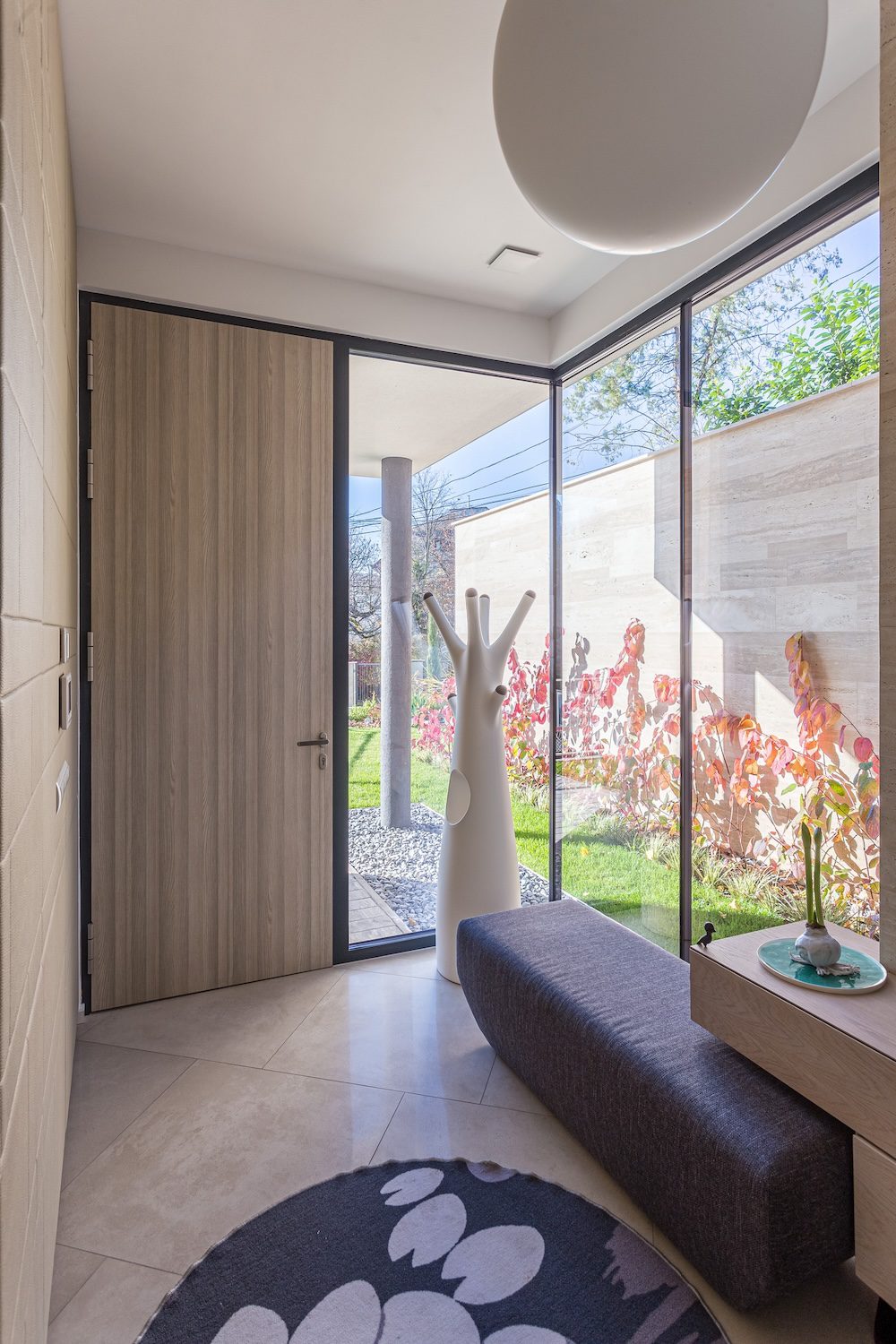Schüco-alumínium-bejárati-ajtó-szintmagas-szint-magas-lemezpanel-ragasztás-ablak-üveg-előszoba-építészet-beltér-interior