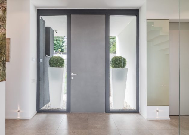 Schüco-alumínium-bejárati-ajtó-ujjlenyomat-olvasó-fogantyú-KAV-minimal-house-beltér-előtér-előszoba-interior