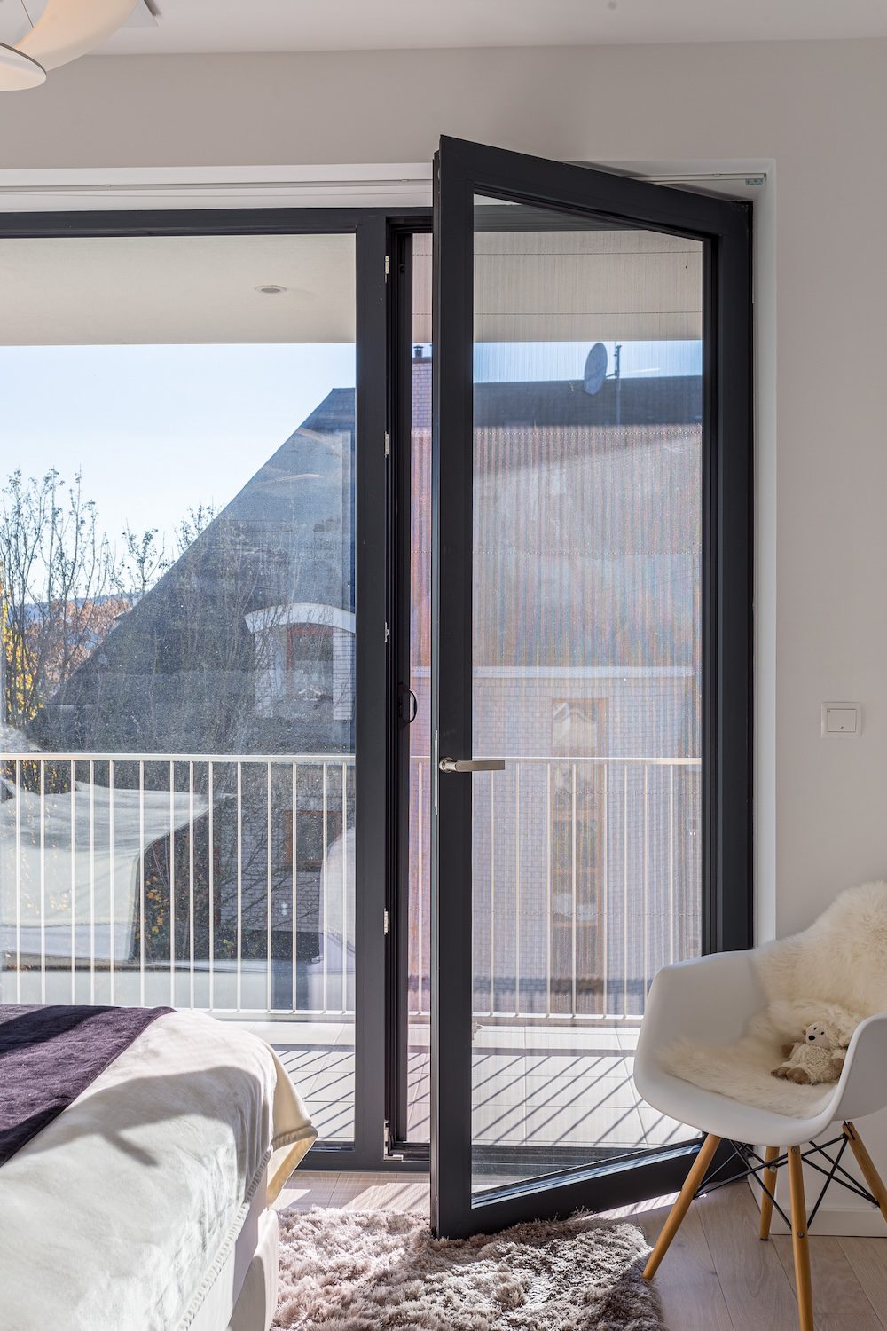 Schüco-alumínium-erkélyajtó-ablak-üveg-építészet-háló-szoba-függöny-beltér-interior-2