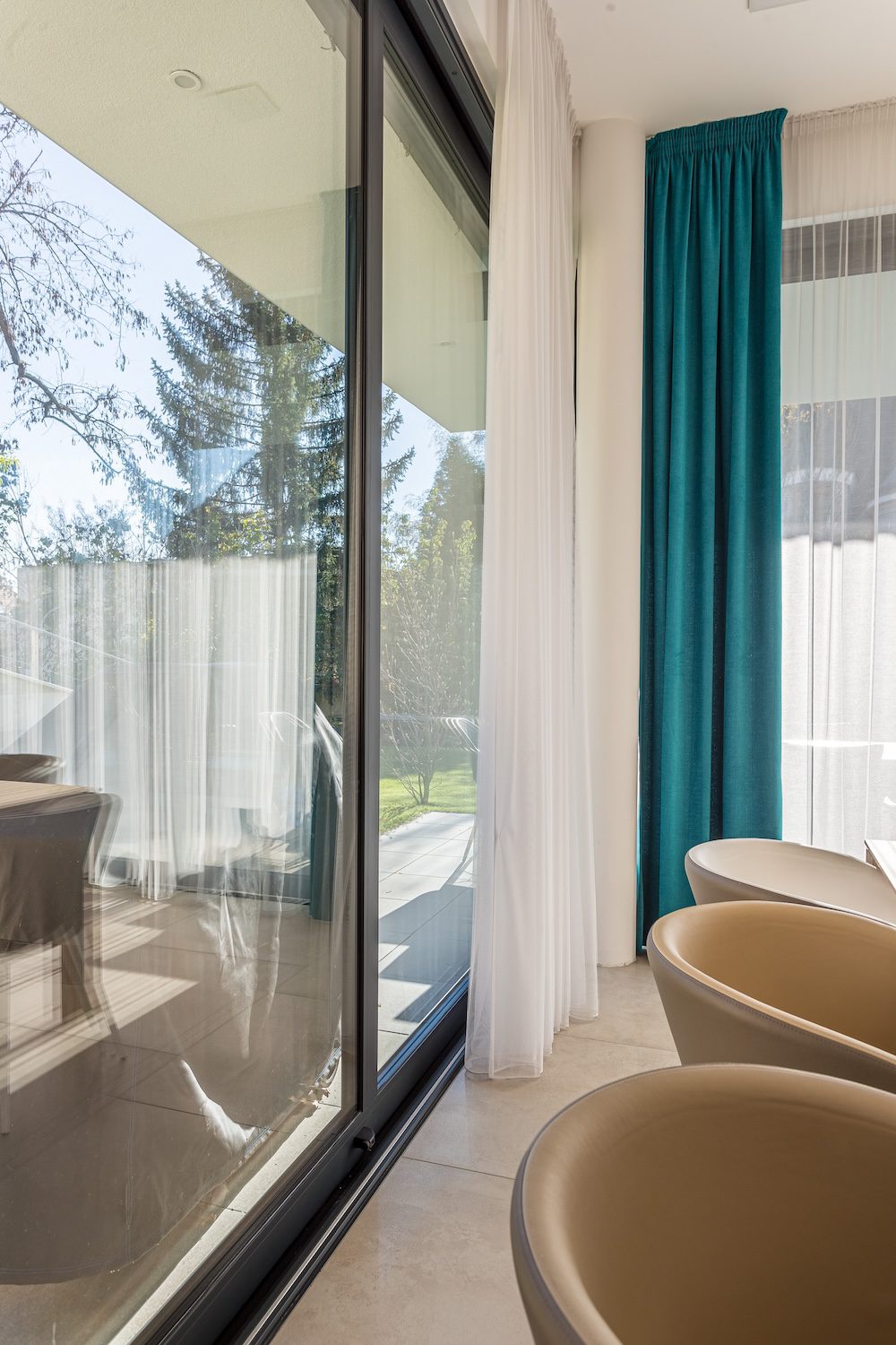 Schüco-alumínium-erkélyajtó-emelő-toló-ajtó-ablak-üveg-építészet-étkező-nappali-szoba-függöny-beltér-interior-2