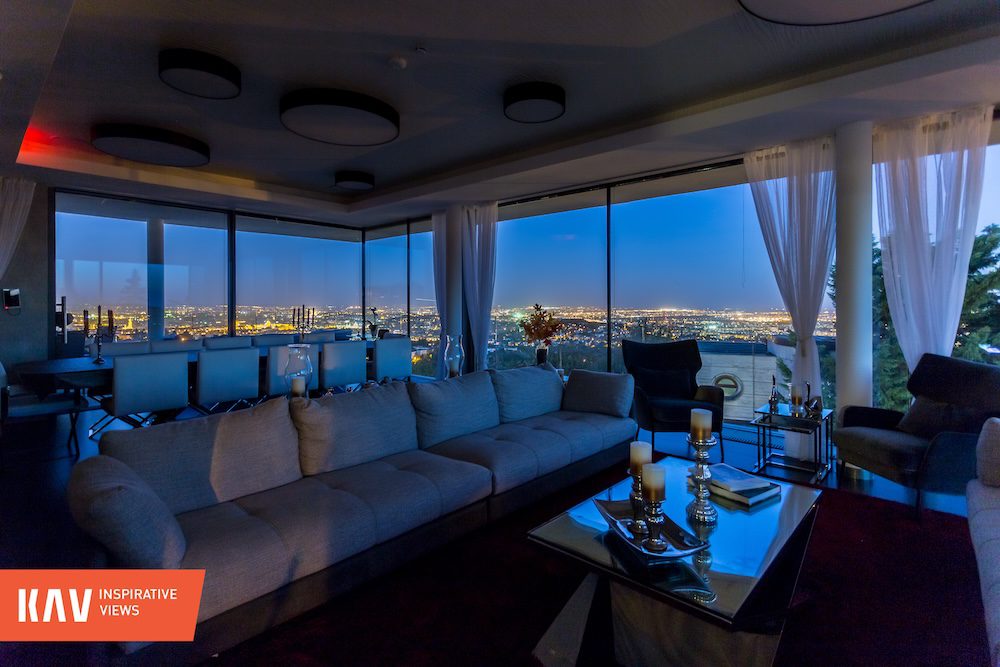 Schüco-alumínium-keret-nélküli-tolóajtó-PD77-slide-door-frameless-üvegfal-üveg-üveg-sorolás-nappali-beltér-interior-night