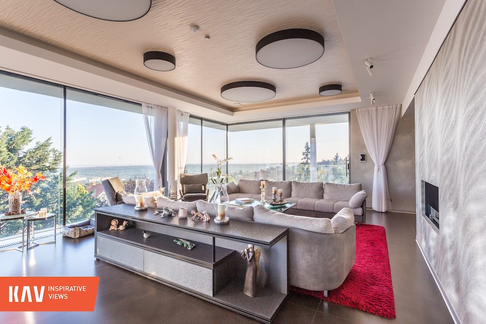 Schüco-alumínium-keret-nélküli-tolóajtó-PD77-slide-door-frameless-üvegfal-üveg-üveg-sorolás-nappali-beltér