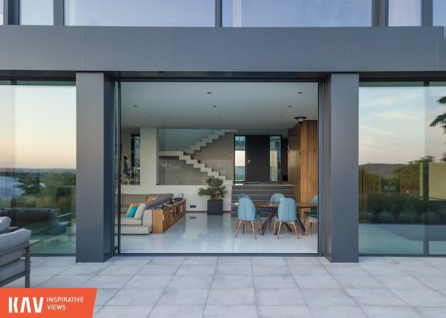Schüco-alumínium-keret-nélküli-tolóajtó-frameless-slide-door-porsche-design-PD77-minimal-house-exterior-lemezburkolat-lemez-homlokzat-panel