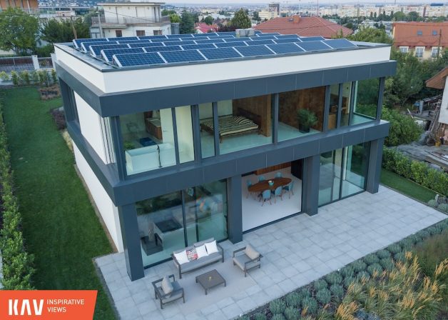 Schüco-alumínium-keret-nélküli-tolóajtó-frameless-slide-door-porsche-design-PD77-minimal-house-exterior-lemezburkolat-lemez-homlokzat-panel-napelem