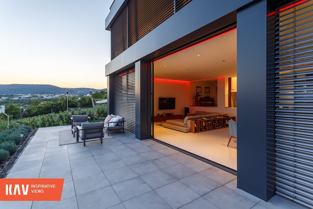 Schüco-alumínium-keret-nélküli-tolóajtó-frameless-slide-door-porsche-design-PD77-minimal-house-exterior-warema-fénybevetítő-zsaluzia-raffstore