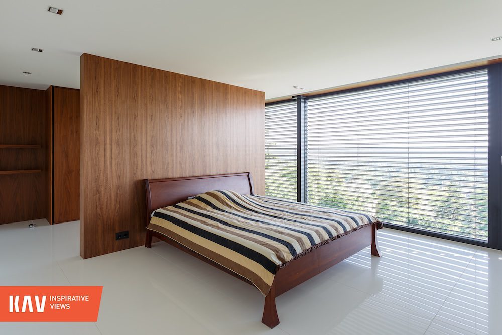 Schuco-aluminium-keret-nelkuli-toloajto-frameless-slide-door-porsche-design-PD77-minimal-house-interior-haloszoba-belter