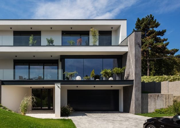 Schüco-alumínium-tolóajtó-ablak-emelő-toló-KAV-üveg-üveg-sarok-Schlotterer-80D-raffstore-minimal-house-kültér-udvar-terasz-exterior-4