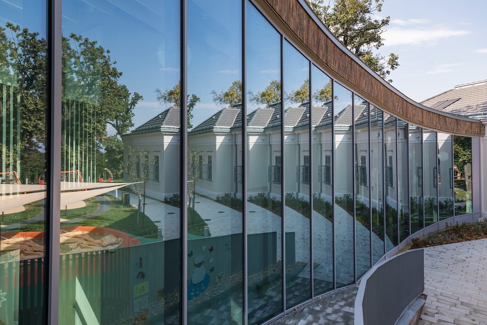 alumínium-függönyfal-üvegfal-schüco-wicona-fassaden-emelkedő-rising-curtain-wall-íves-curved-glass-jumbo-smoke-exhaust-füstelvezető-pánik-ajtó-panic-door-exterior-13