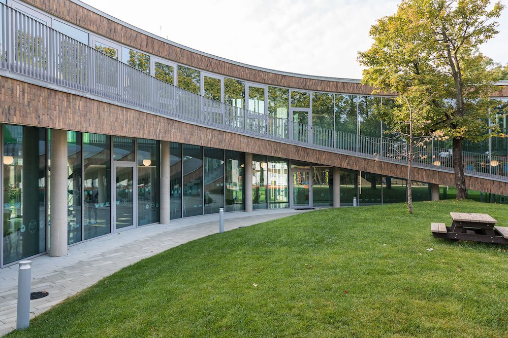 alumínium-függönyfal-üvegfal-schüco-wicona-fassaden-emelkedő-rising-curtain-wall-íves-curved-glass-jumbo-smoke-exhaust-füstelvezető-pánik-ajtó-panic-door-exterior-15
