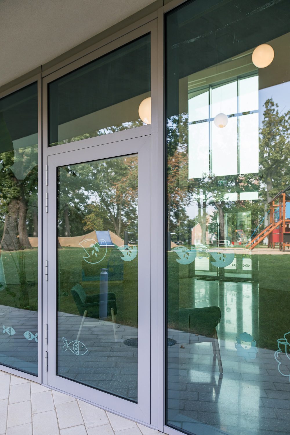 alumínium-függönyfal-üvegfal-schüco-wicona-fassaden-emelkedő-rising-curtain-wall-íves-curved-glass-jumbo-smoke-exhaust-füstelvezető-pánik-ajtó-panic-door-exterior-15