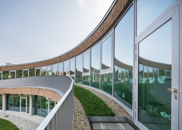 alumínium-függönyfal-üvegfal-schüco-wicona-fassaden-emelkedő-rising-curtain-wall-íves-curved-glass-jumbo-smoke-exhaust-füstelvezető-pánik-ajtó-panic-door-exterior