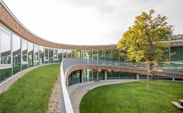 alumínium-függönyfal-üvegfal-schüco-wicona-fassaden-emelkedő-rising-curtain-wall-íves-curved-glass-jumbo-smoke-exhaust-füstelvezető-pánik-ajtó-panic-door-exterior-panoramic-3