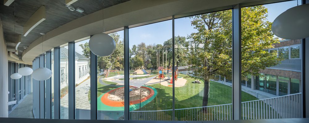 aluminium-fuggonyfal-uvegfal-schuco-wicona-fassaden-emelkedo-rising-curtain-wall-ives-curved-glass-jumbo-smoke-exhaust-fustelvezeto-panik-ajto-panic-door-exterior-panormaic